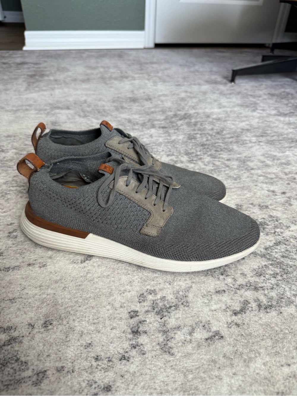 Men's Knit Gray Sneakers with Brown Trim